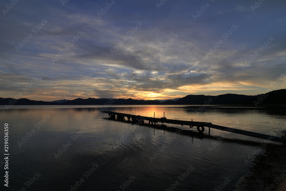 Fototapeta premium 田沢湖と桟橋 (夕景)