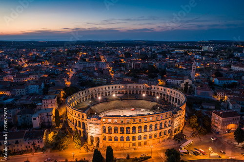 Zdjęcie lotnicze Rzymskiego Koloseum w Puli, Chorwacja w nocy