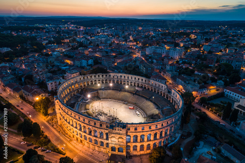 Zdjęcie lotnicze Rzymskiego Koloseum w Puli, Chorwacja w nocy