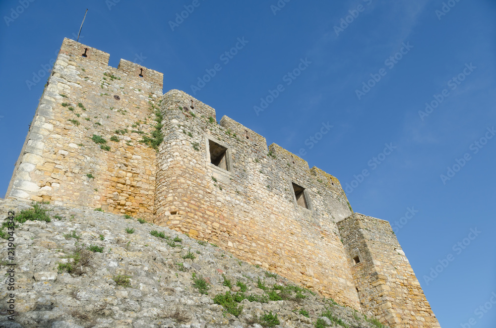 Castillo románico de los templarios en Tomar, Portugal.