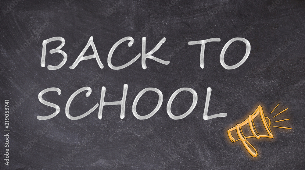 Obraz premium back to school text on blackboard with megaphone