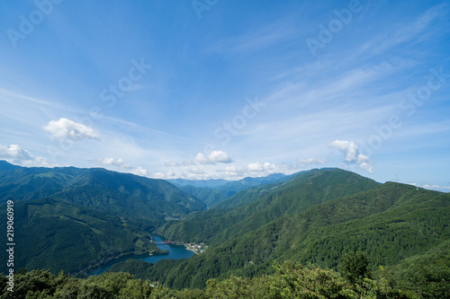 翠波高原展望台から望む金砂湖と四国山地 愛媛県四国中央市