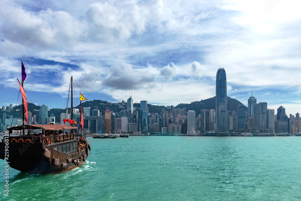 Obraz premium Hong Kong Victoria Harbor view with junk boat on foreground 