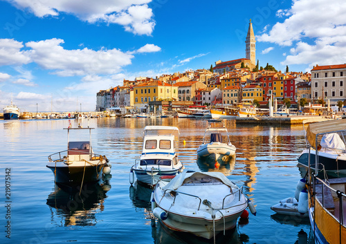 Canvas Print Rovinj, Croatia. Motorboats and boats on water in port