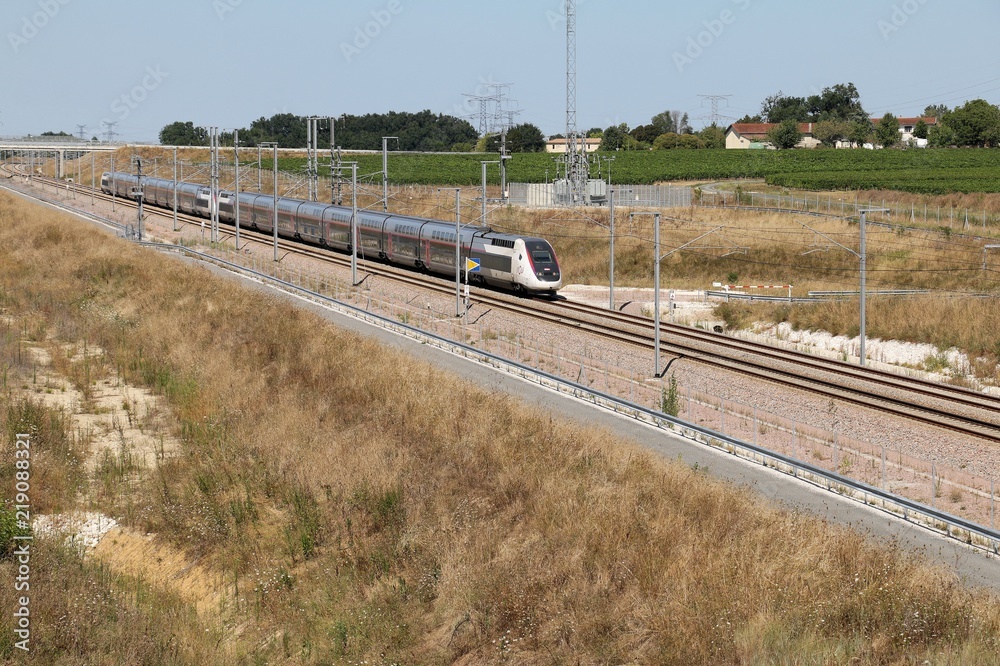 Fototapeta premium LGV SEA ligne à grande vitesse Sud Europe Atlantique Paris Bordeaux Voie ferrée Bordeaux Chartres