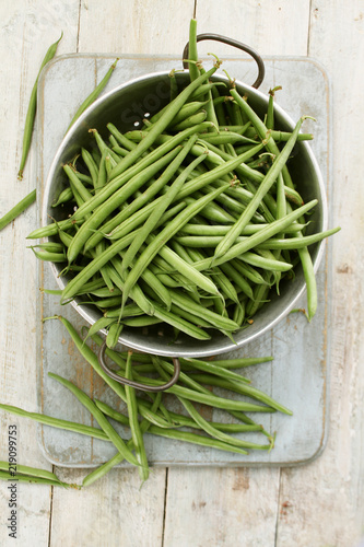 preparing fine green beans