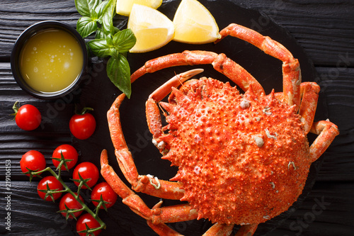 Tableau sur toile Delicious food: boiled spider crab with tomato, lemon and melted butter close-up