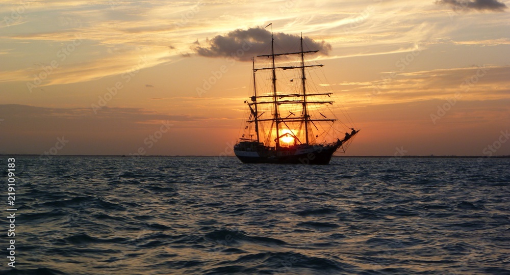 Segelboot trifft Sonnenuntergang
