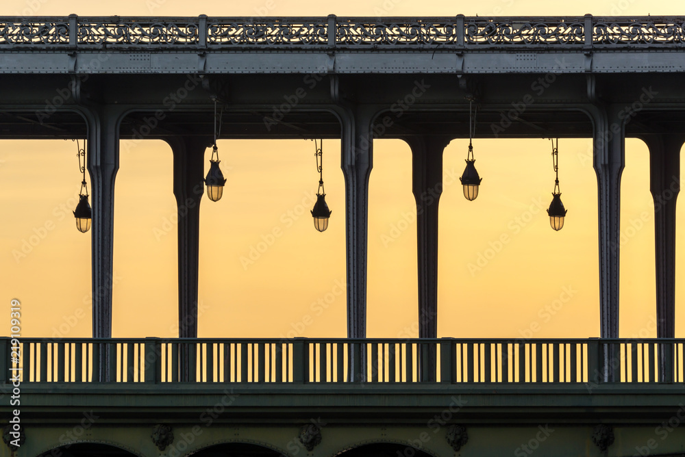 Fototapeta premium Bir Hakeim bridge at sunset, in Paris France