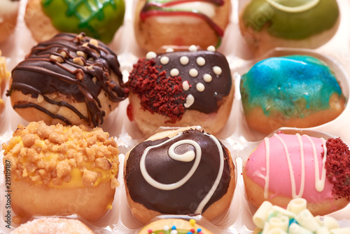 Fotografia Close-up view of delicious doughnuts in  box