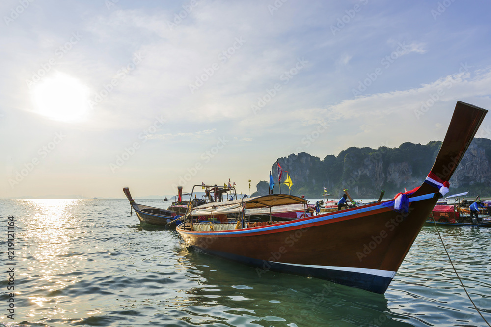 Naklejka premium Longtail-Boote bei Krabi im Gegenlicht, Thailand