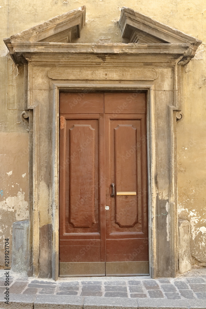 porta in legno facciata palazzo antico, toscana firenze porta in legno facciata palazzo antico, toscana firenze