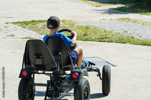 Junge auf Tretauto