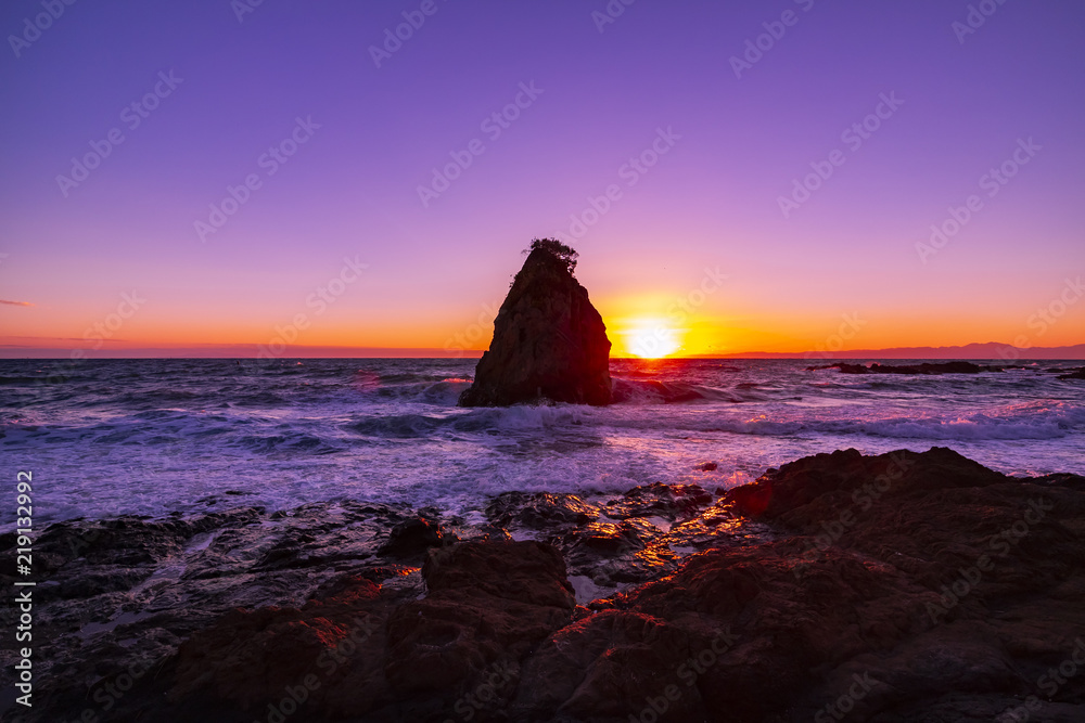 立石公園の大岩に沈む夕陽