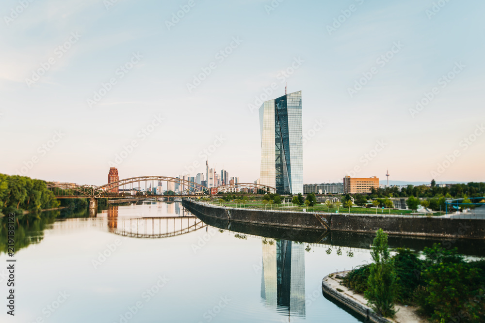 Europäische Zentralbank und Frankfurter Skyline bei Sonnenaufgang 