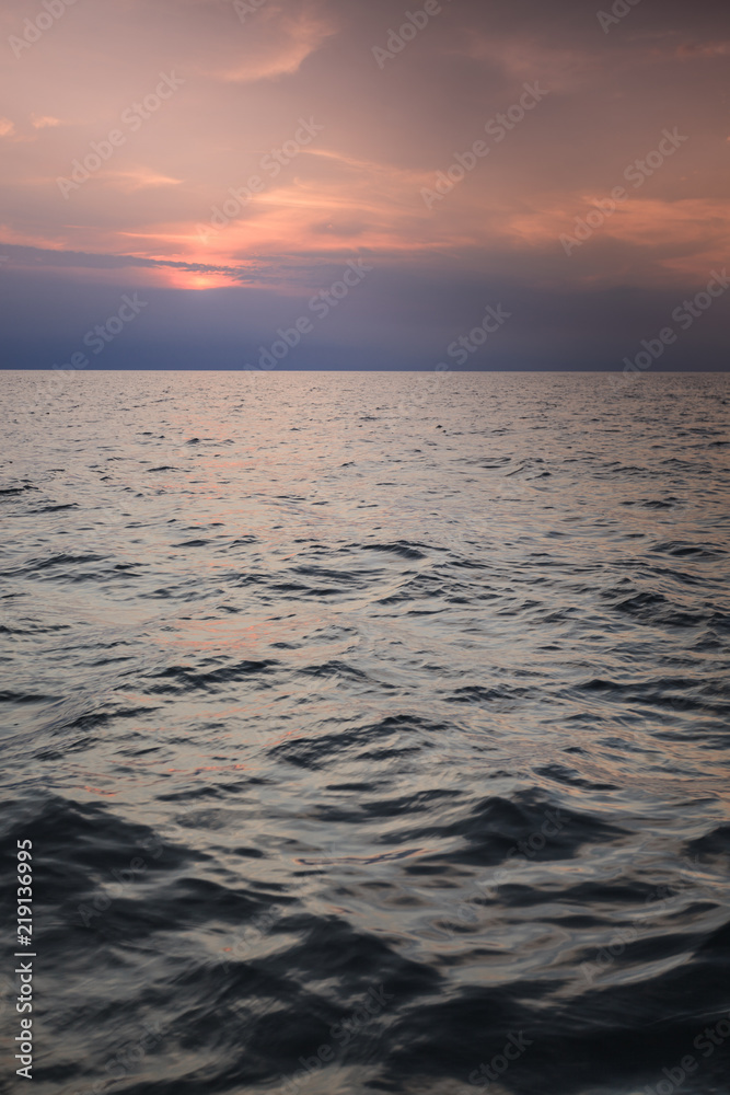 Obraz premium Beautiful sunset on the ocean sea