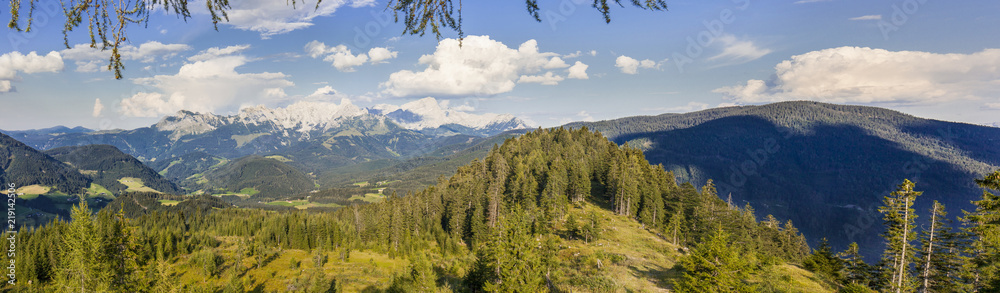 Alpenpanorama. Landscape in the Alps. Berglanschaft im Sommer.