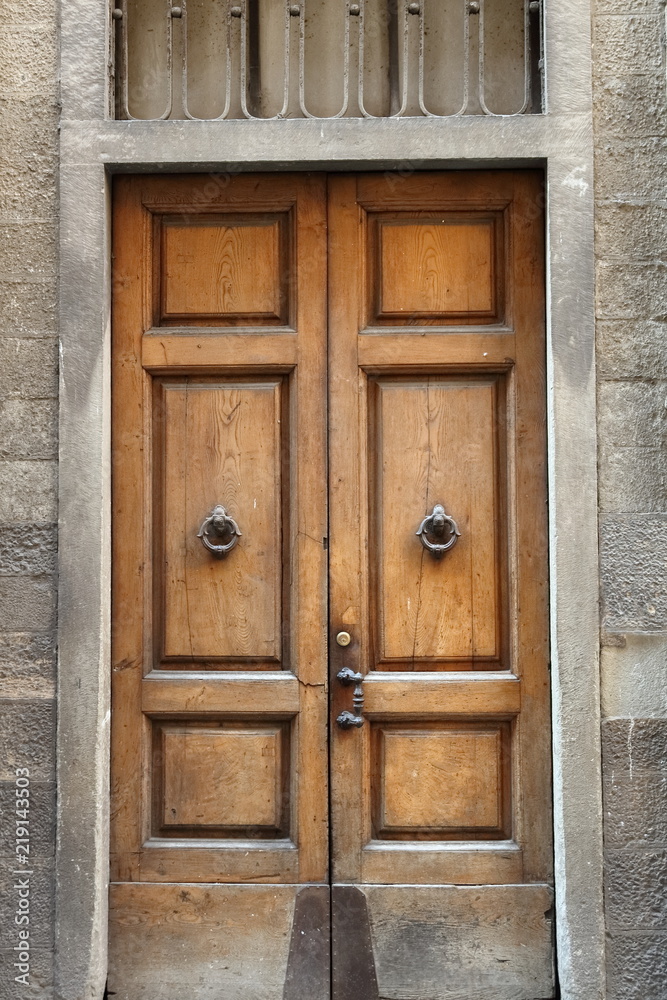 porta in legno di palazzo antico, firenze toscana