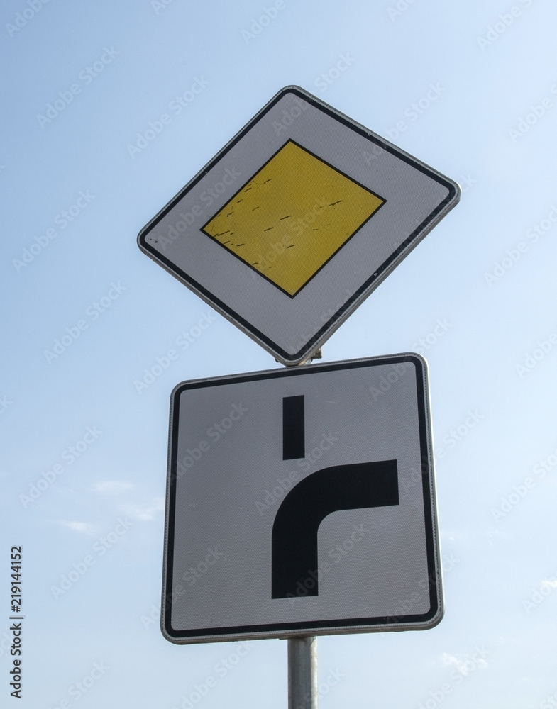 Verkehrsschild Vorfahrt Abknickende Vorfahrt Verkehrsschild Vorfahrt Abknickende Vorfahrt