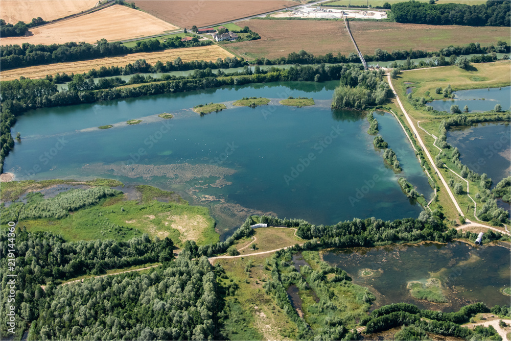 vue aérienne de lacs et de la rivière à Congis-sur-Thérouane en Seine-et-Marne en France