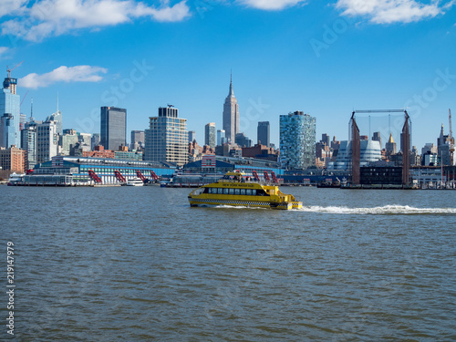 Buildings Landscape from Cruiser at Manhattan, New York City クルーザーから見たニューヨークマンハッタンのビル群 © 智大 永井
