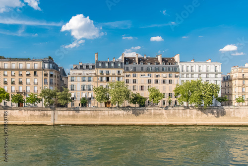 Paris, view of ile saint-louis and quai d'Orleans, typical facades and quays in summer    © Pascale Gueret