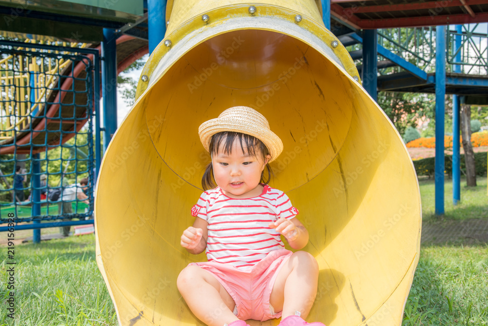 公園の遊具で遊ぶ子供stock Photo Adobe Stock 公園の遊具で遊ぶ子供stock Photo Adobe Stock