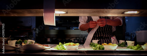 Fotografie plating food in kitchen