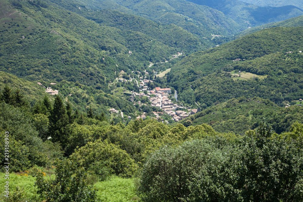 Thueyt, village ardéchois au fond de la vallée