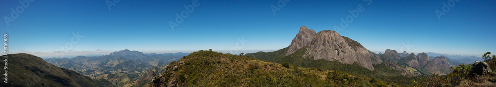 Mountains, sky and nature in a Park - Montanhas, paisagem e natureza no Parque dos Trêm Picos. Mountains, sky and nature in a Park - Montanhas, paisagem e natureza no Parque dos Trêm Picos.