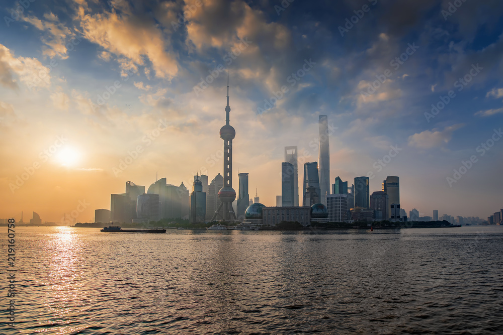 Blick auf das Zentrum von Shanghai mit den zahlreichen Wolkenkratzern und modernen Gebäuden bei Sonnenaufgang
