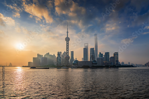 Blick auf das Zentrum von Shanghai mit den zahlreichen Wolkenkratzern und modernen Gebäuden bei Sonnenaufgang