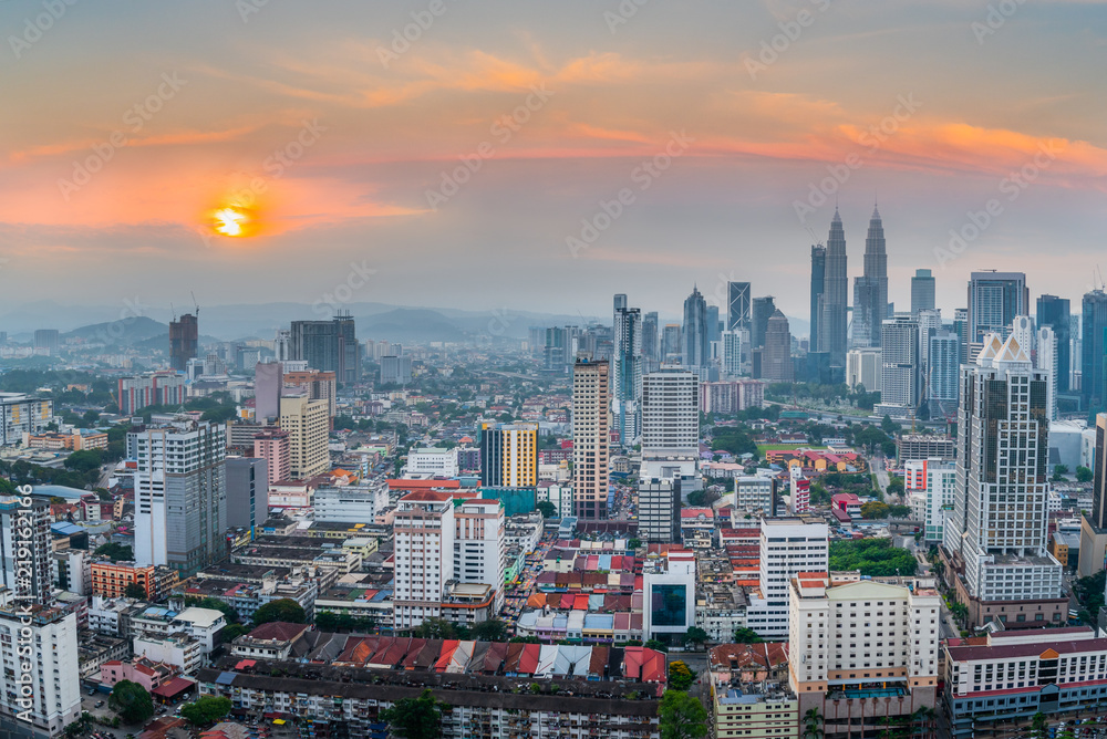 Obraz premium Panorama view of Kuala Lumpur business distric skyscraper with colorful sunrise sky background, Malaysia..