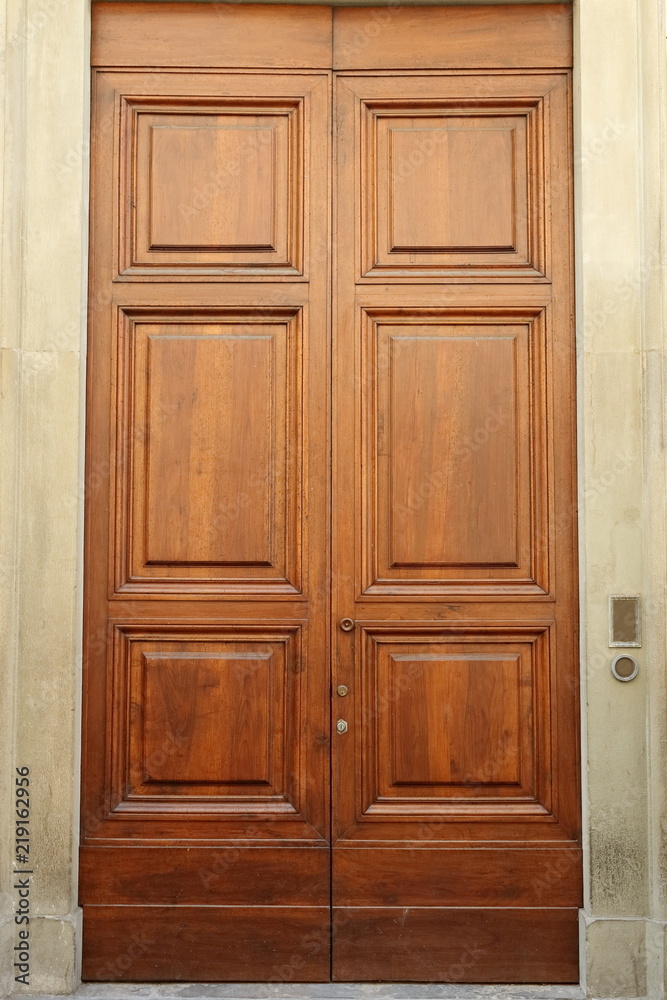 porta ingresso di legno facciata casa antica, firenze