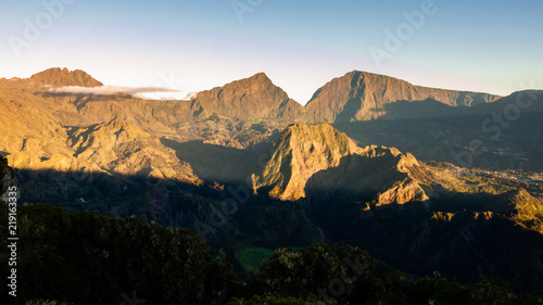 lever de soleil sur le cirque de salazie photo