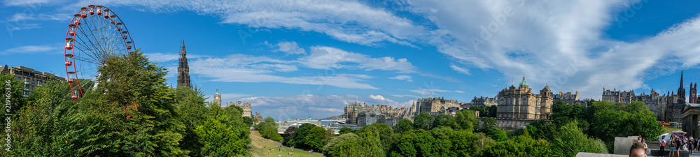 Naklejka premium Edinburgh, Scotland Skyline panorama viewed from the Playfair Steps on a beautiful summer afternoon