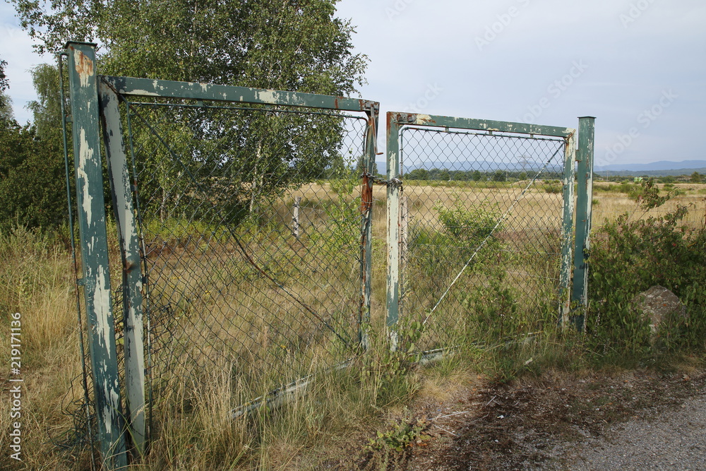 Altes rostiges Gartentor, Tür, auf einer Steppen Landschaft