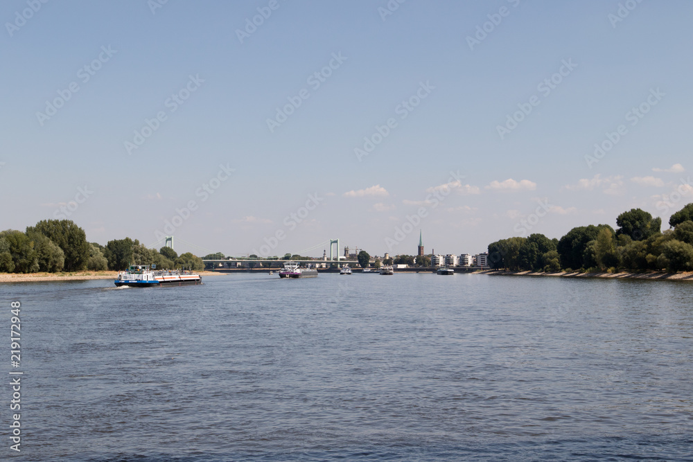 total ansicht des rhein in köln deutschland fotografiert während einer Bootstour auf dem Rhein mit dem Weitwinkelobjektiv