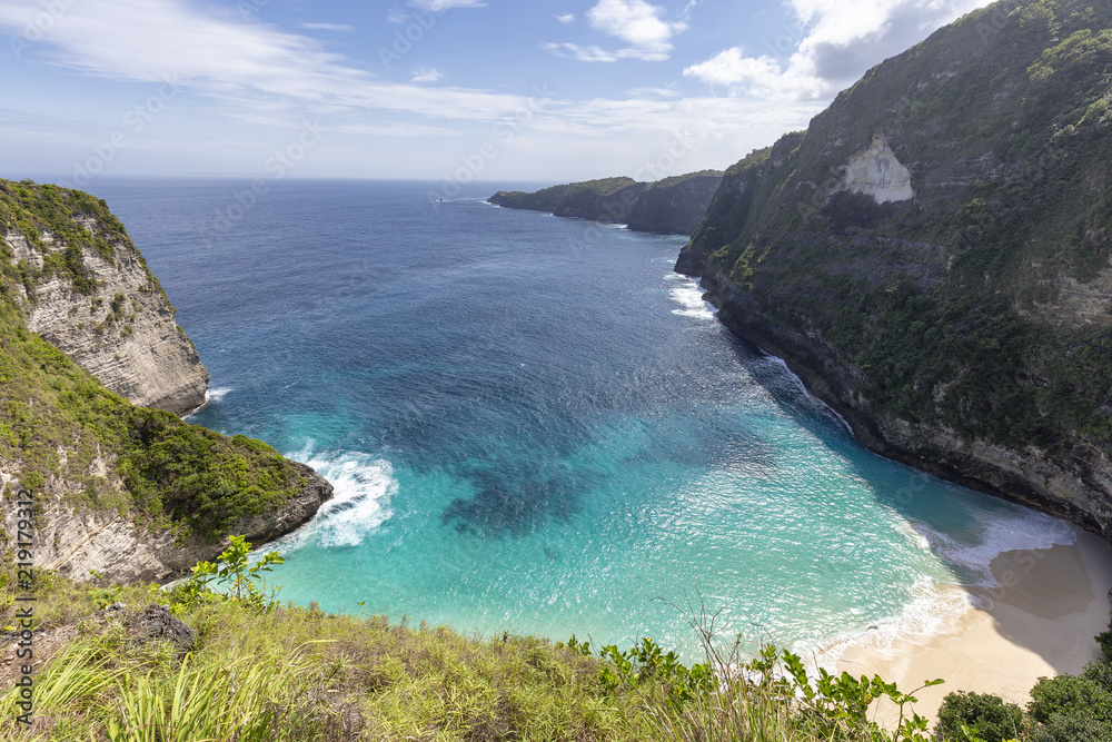 Beautiful Wide angle view of Kelingking Beach from above on Nusa Penida in Indonesia. - obrazy, fototapety, plakaty 