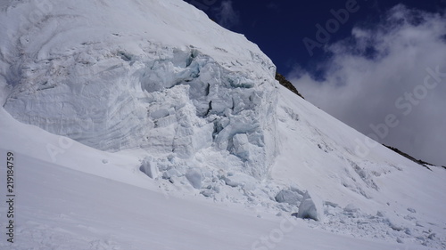 Rozsypoujący się wysokogórski alpejski lodowiec w Masywie Monte Rosa.