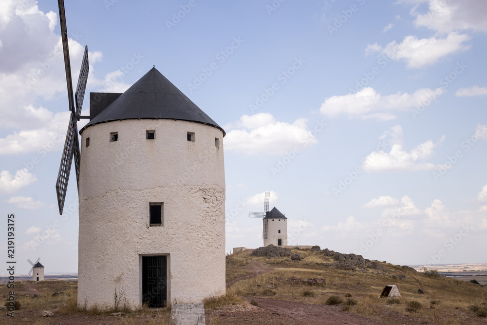 Paisaje de tres molinos de viento de Don Quijote en Castilla la Mancha