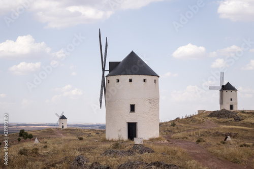 Paisaje de tres molinos de viento de Don Quijote en Castilla la Mancha