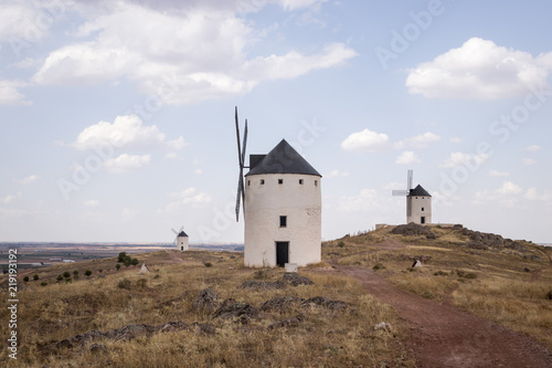 Paisaje de tres molinos de viento de Don Quijote en Castilla la Mancha