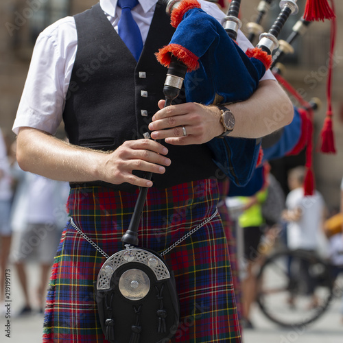 Fotografia Man playing bagpipe, scottish traditional pipe band