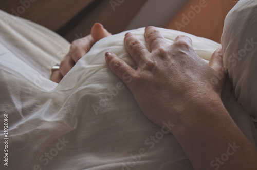 kobieta w ciąży obejmująca rękoma brzuch