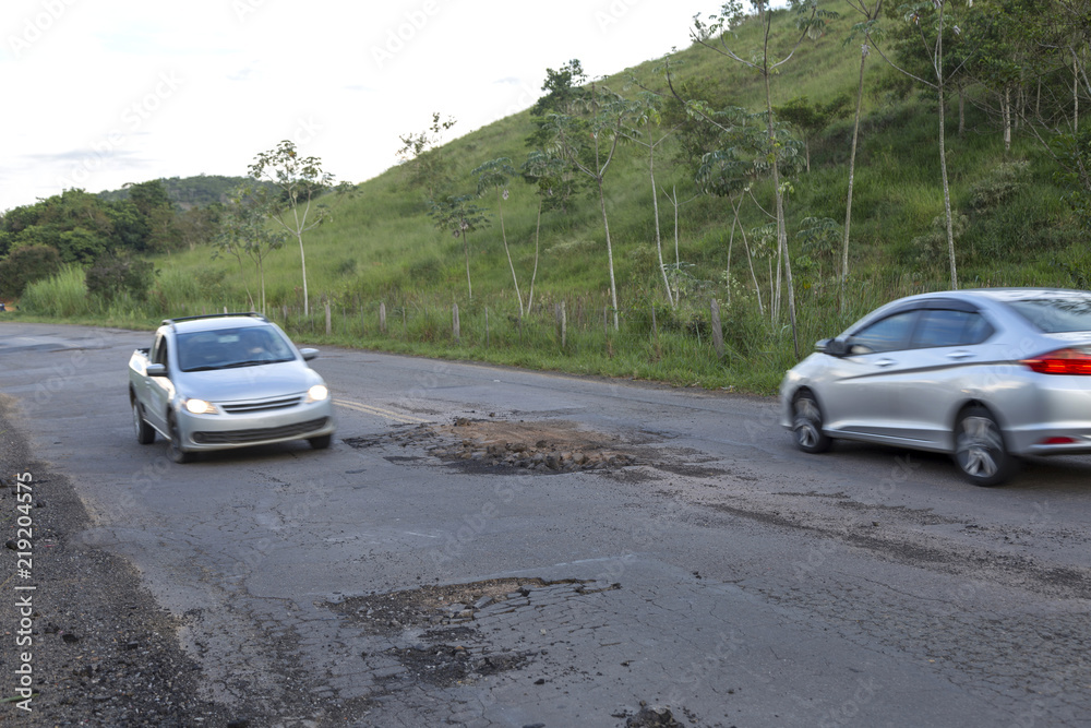 Má conservação da rodovia MG 126 entre as cidades de Guarani e Rio Novo, estado de Minas Gerais, Brasil