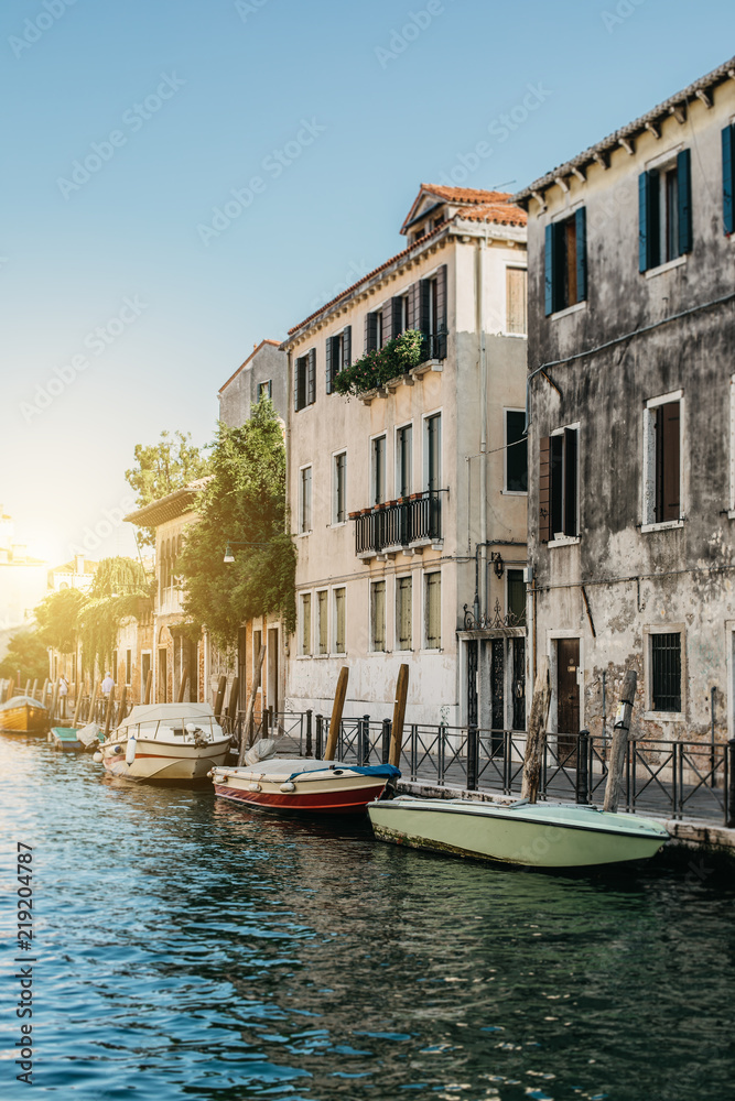 Kanal mit Booten Venedig Italien 