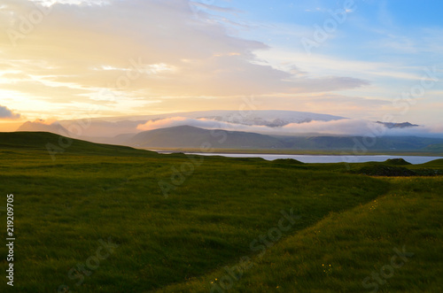 Fototapeta Naklejka Na Ścianę i Meble -  Dyrholaey, Islande,  nuages sur l'île