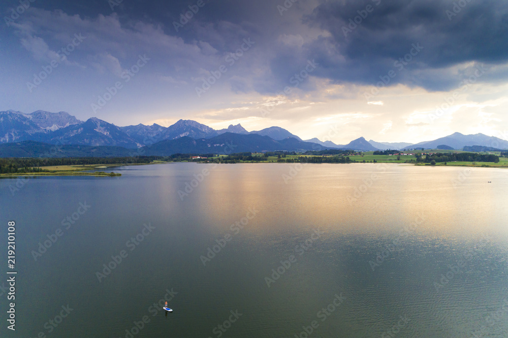 Deutschland, Bayern, Allgäu, Luftaufnahme vom Hopfensee mit Standup-Paddler