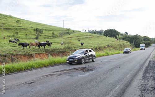 Má conservação da rodovia MG 126 entre as cidades de Guarani e Rio Novo, estado de Minas Gerais, Brasil © Ronaldo Almeida